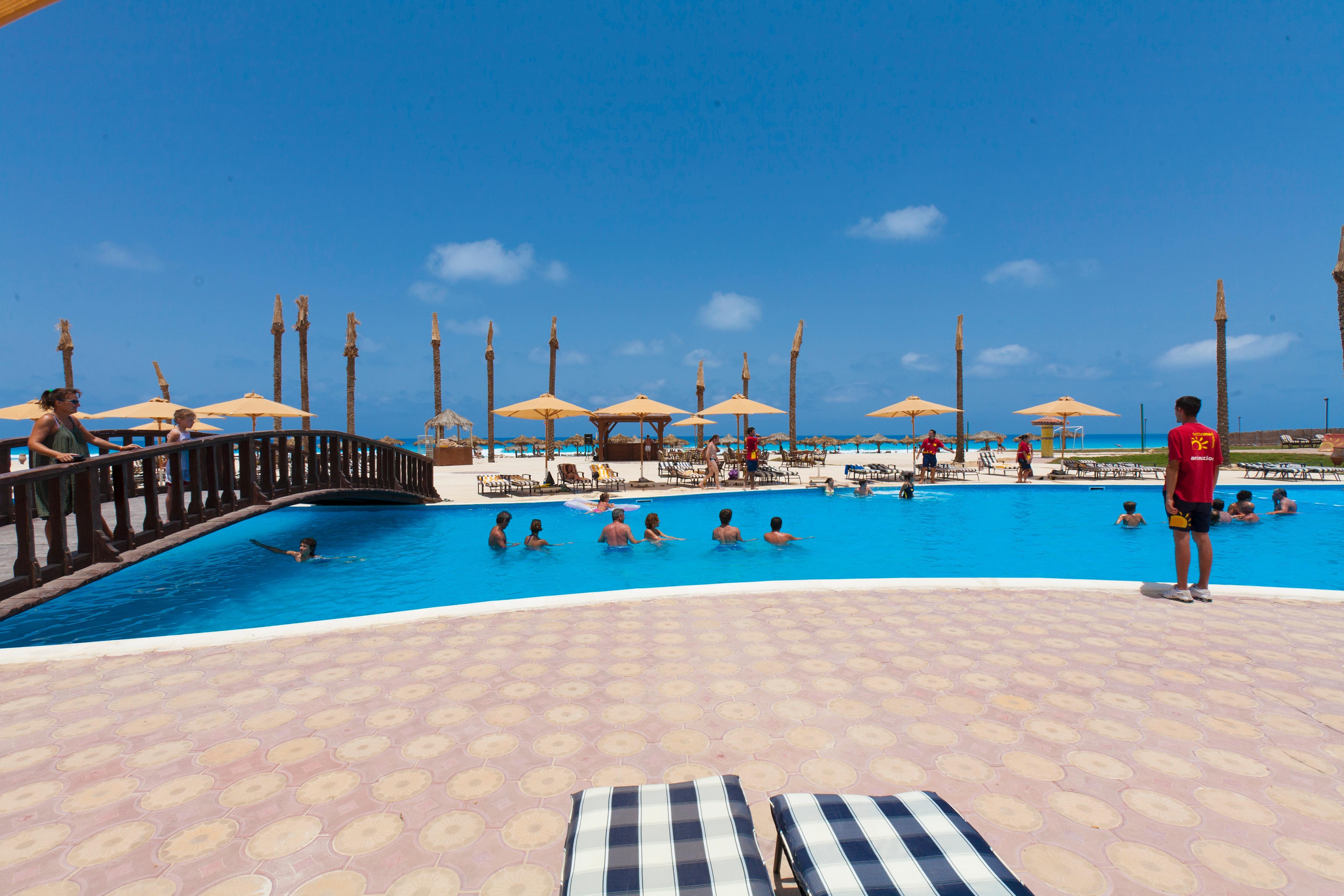 Borg El Arab Beach Resort Dış mekan fotoğraf The swimming pool at the resort
