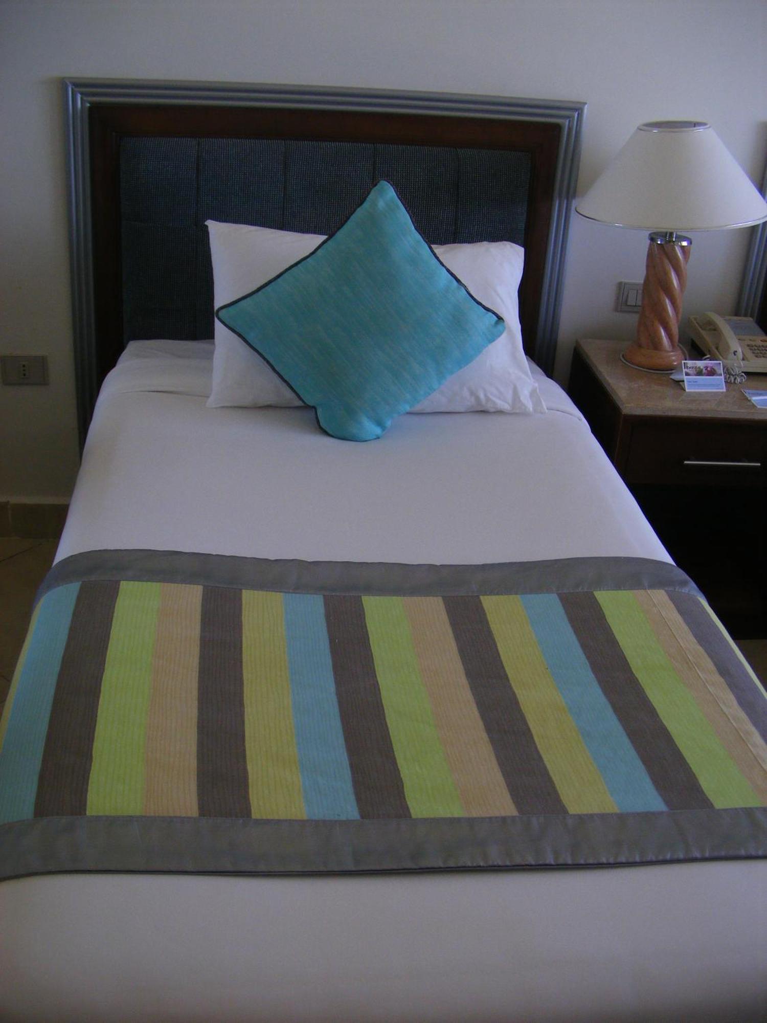 Borg El Arab Beach Resort Dış mekan fotoğraf A bed with a bed runner