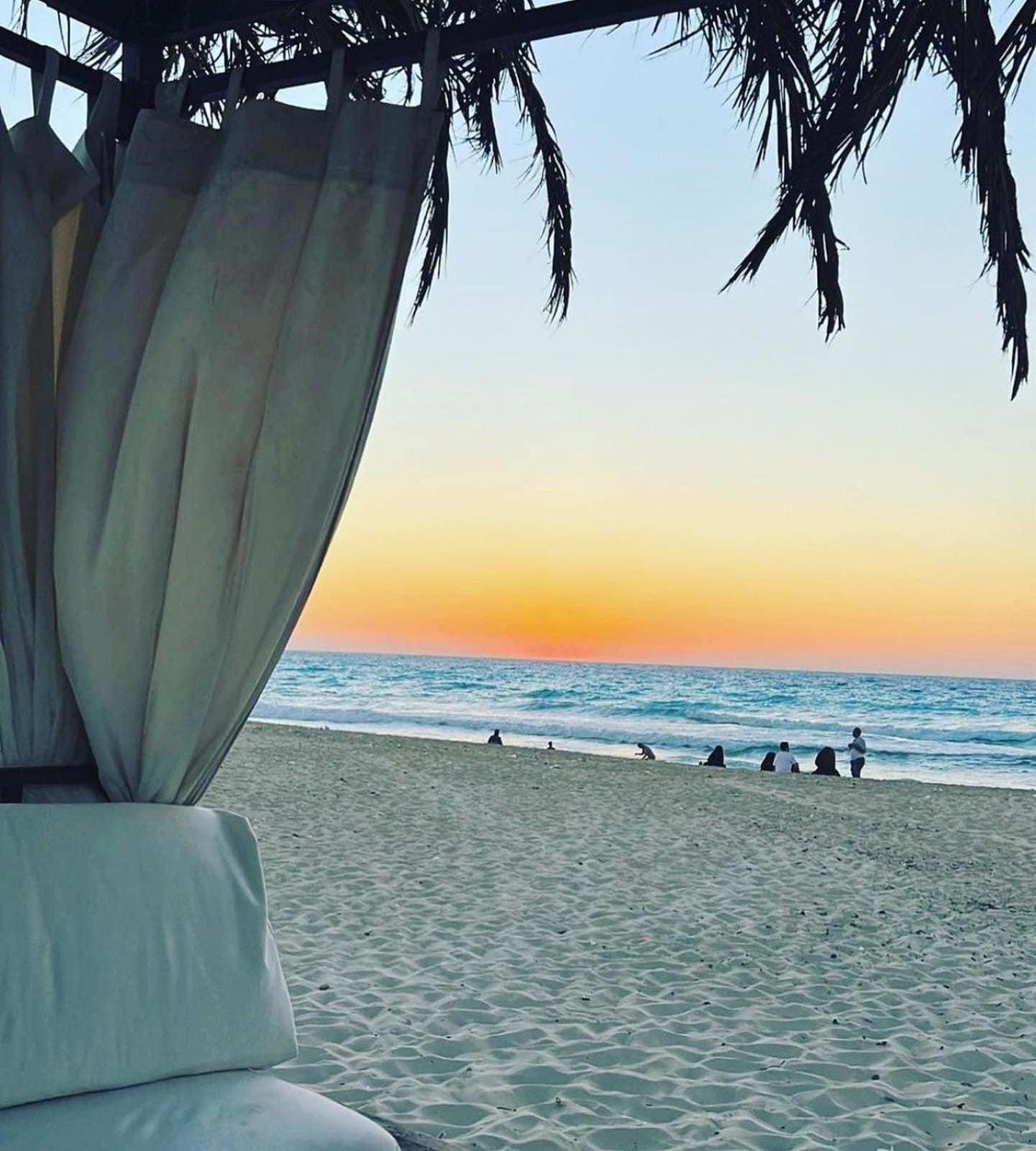 Borg El Arab Beach Resort Dış mekan fotoğraf Sunset at the beach