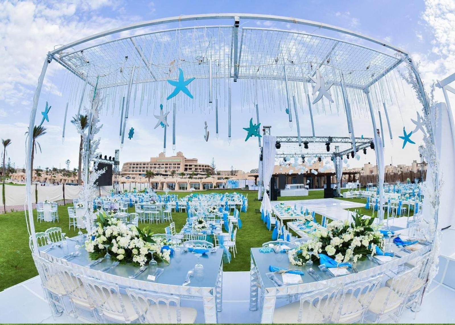 Borg El Arab Beach Resort Dış mekan fotoğraf The lawn at the Jumeirah Beach Hotel