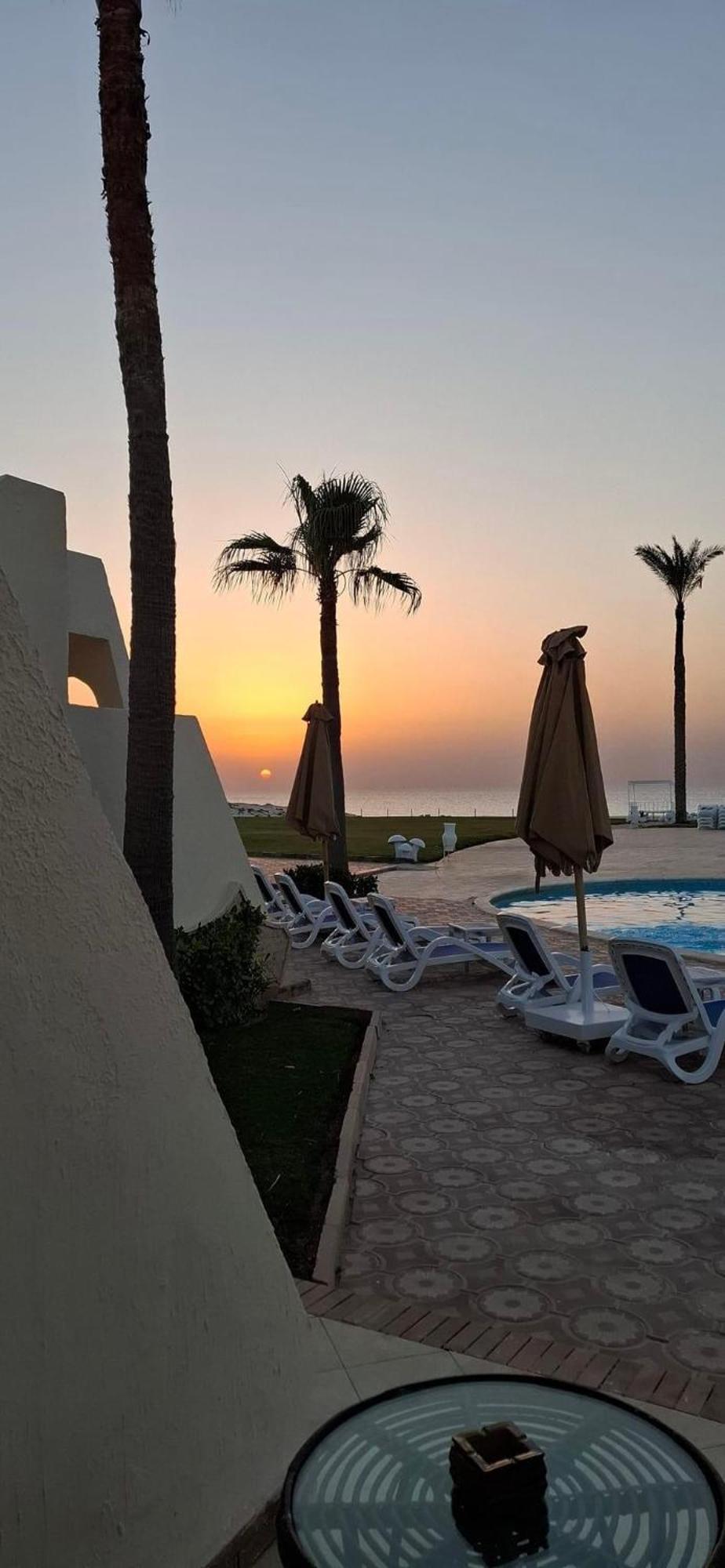 Borg El Arab Beach Resort Dış mekan fotoğraf Sunset at the hotel