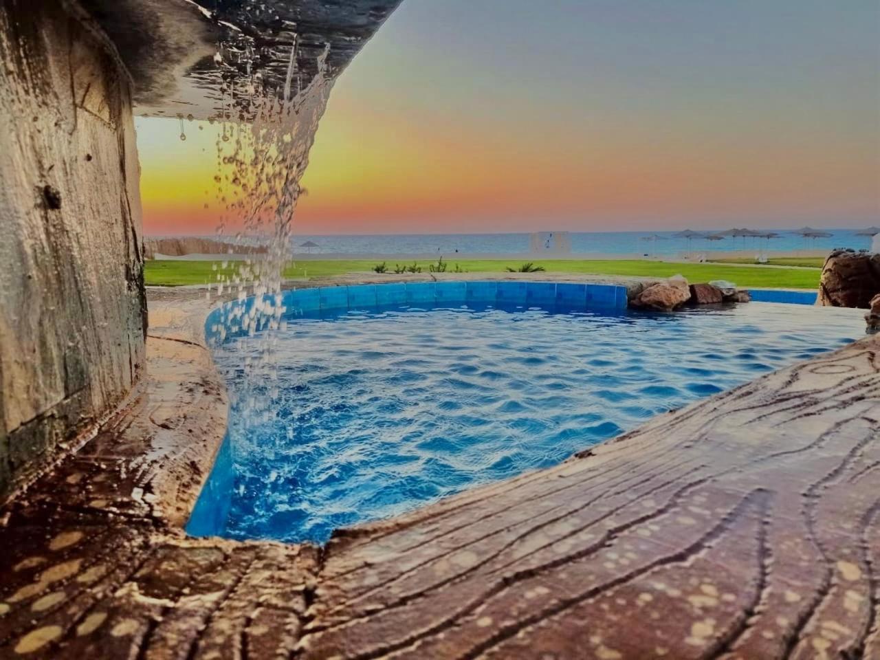 Borg El Arab Beach Resort Dış mekan fotoğraf Sunset at the beach