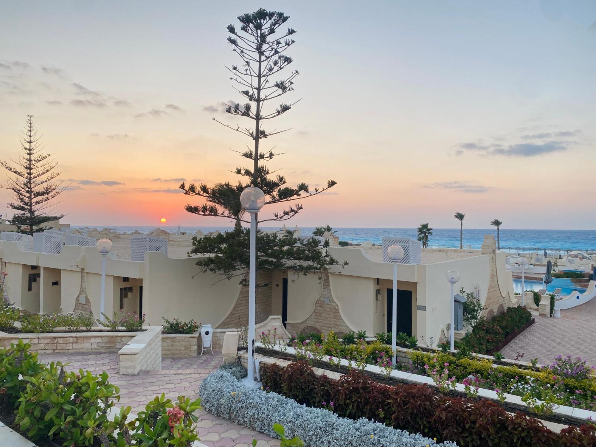 Borg El Arab Beach Resort Dış mekan fotoğraf Sunset at the hotel