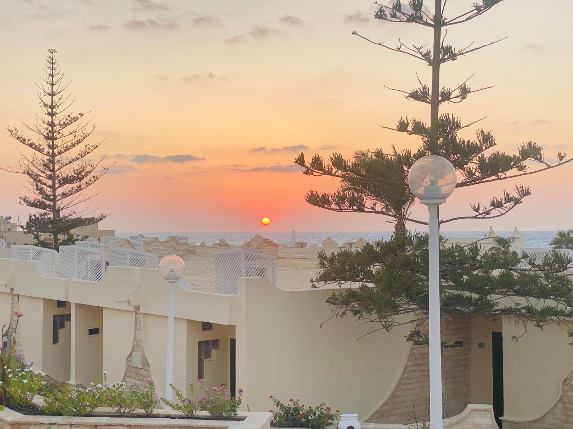 Borg El Arab Beach Resort Dış mekan fotoğraf Sunset in Safi
